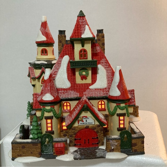 Department 56 “Home of Mr and Mrs Claus”. North Pole Series. Heritage Village - Picture 1 of 6